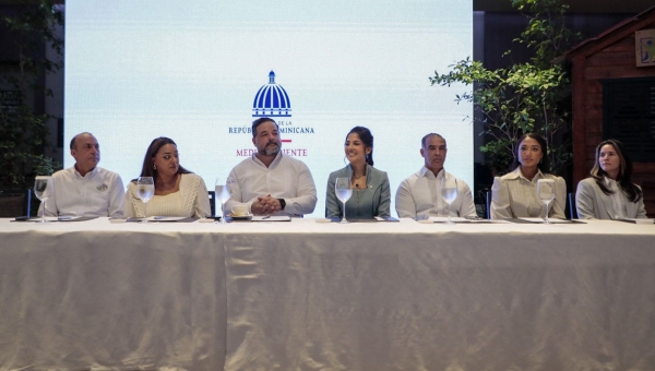 Durante Graduacion En Mesa De Honor Thumbnail